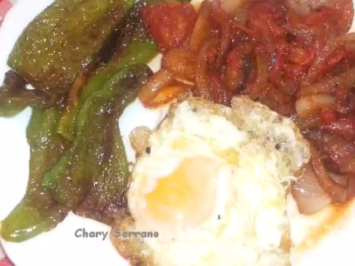 Huevos fritos con pimiento cebolla y tomate