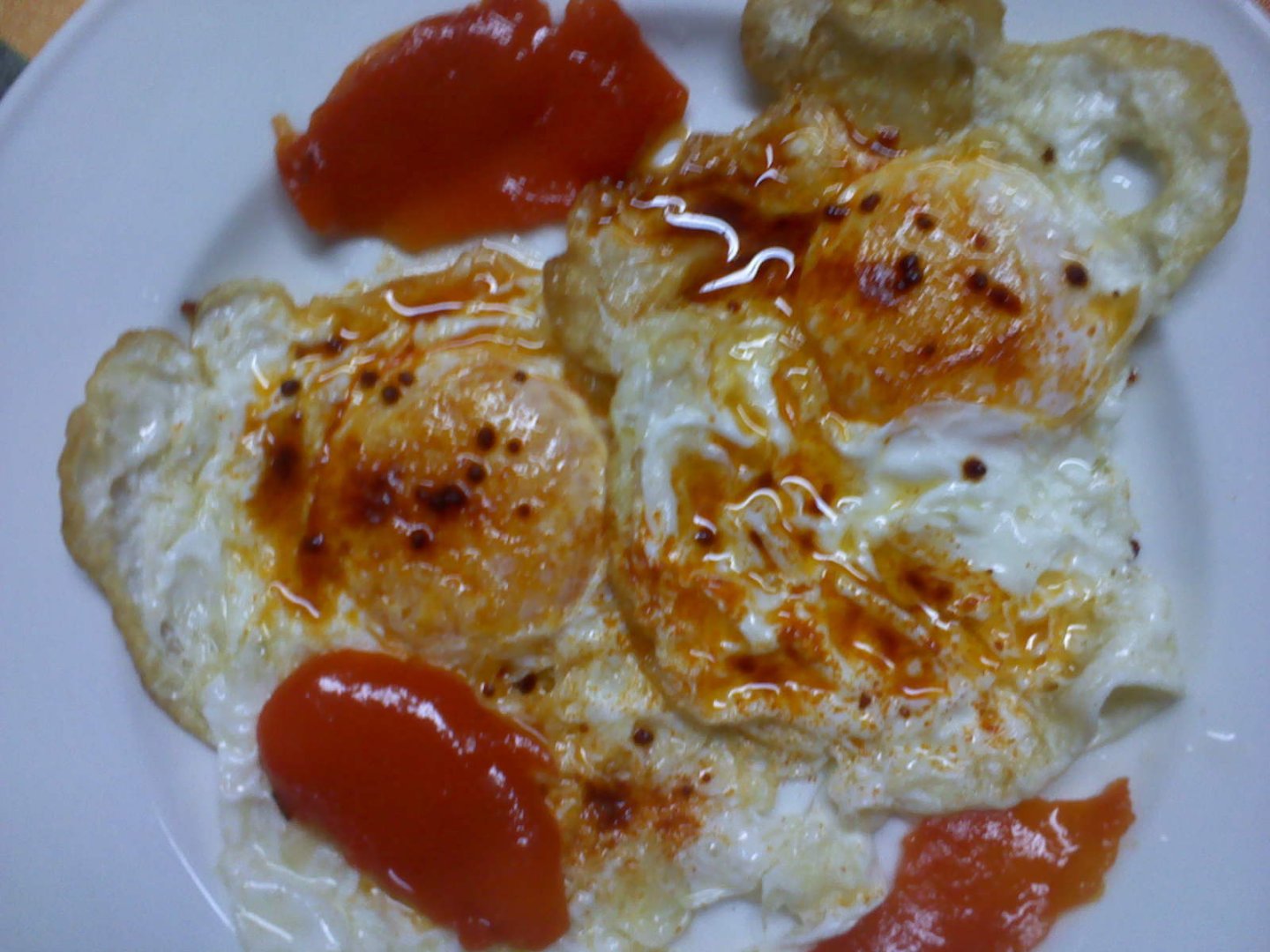 Huevos fritos con pimiento y pimentón
