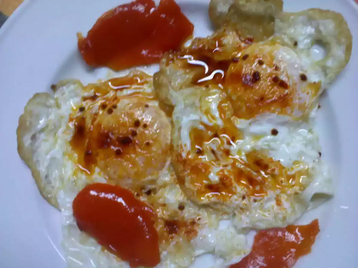 Huevos fritos con pimiento y pimentón