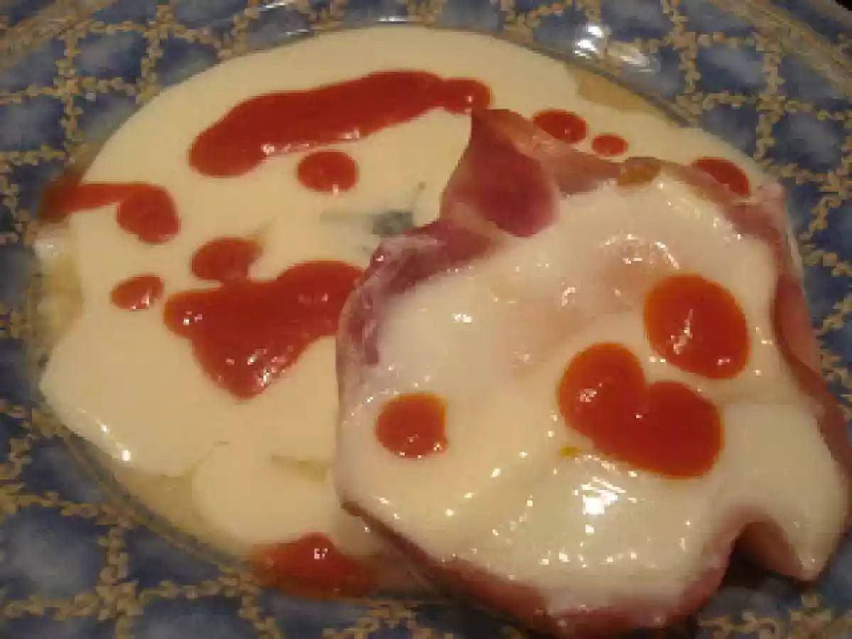 HUEVOS MOLDEADOS CON BECHAMEL Y TOMATE