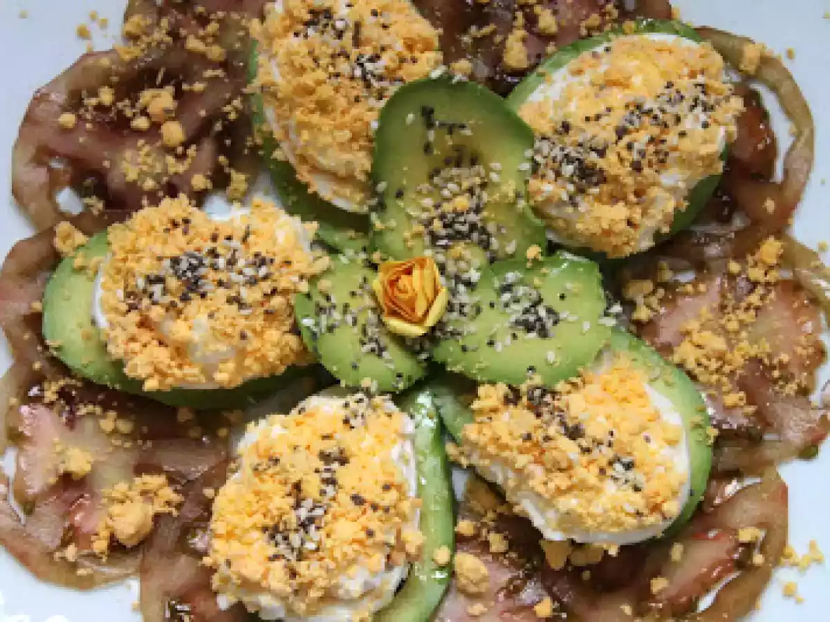 Huevos rellenos con salsonesa