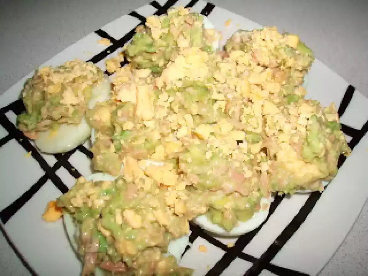 Huevos rellenos de aguacate y atún