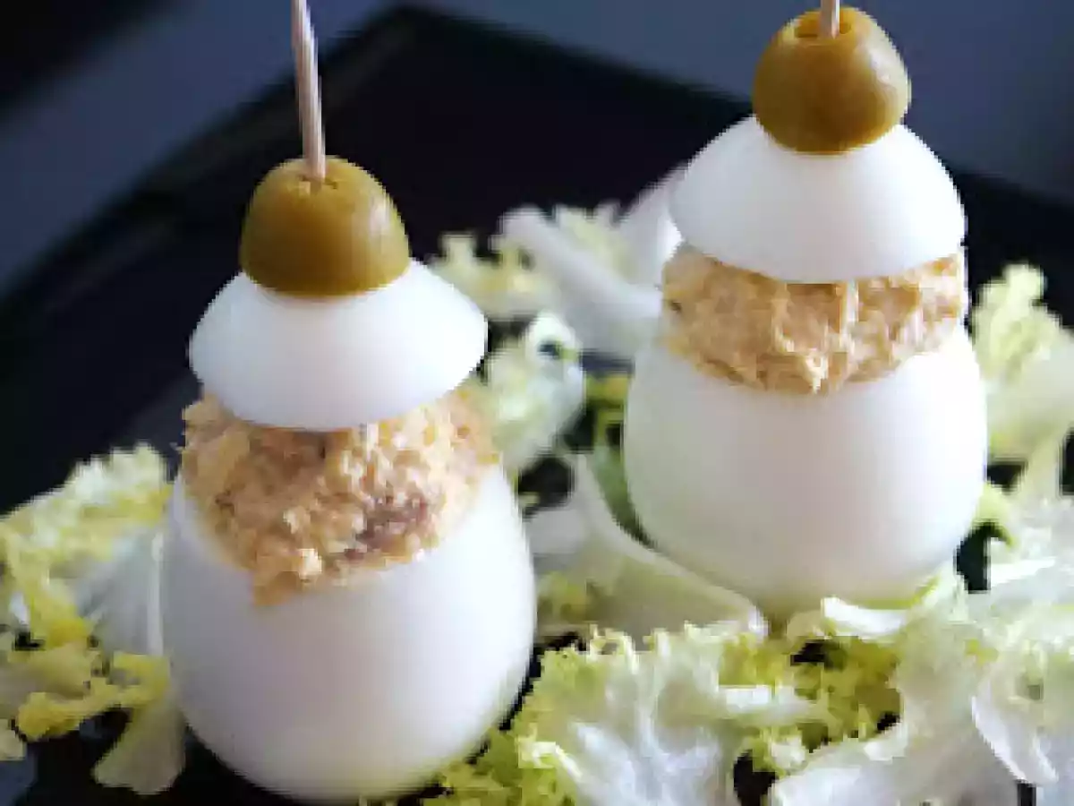 Huevos rellenos de atún