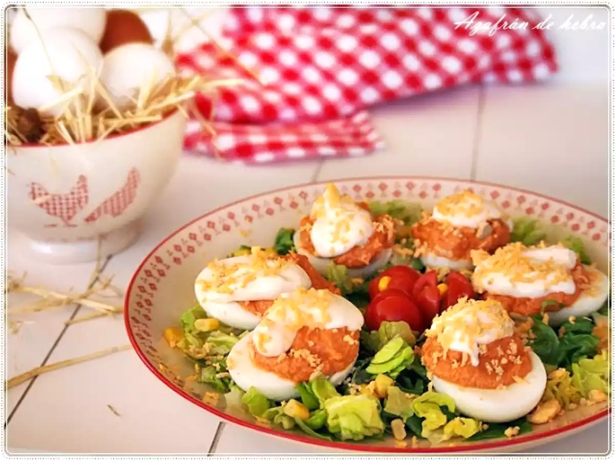 Huevos rellenos de atún con tomate