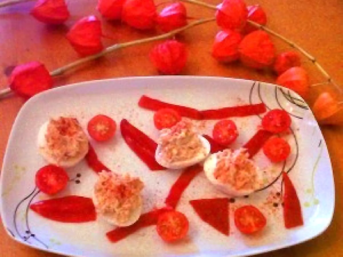 HUEVOS RELLENOS DE ATÚN SOBRE MOSÁICO ROJO DE TOMATE CHERRY Y PIMIENTOS DEL PIQUILLO