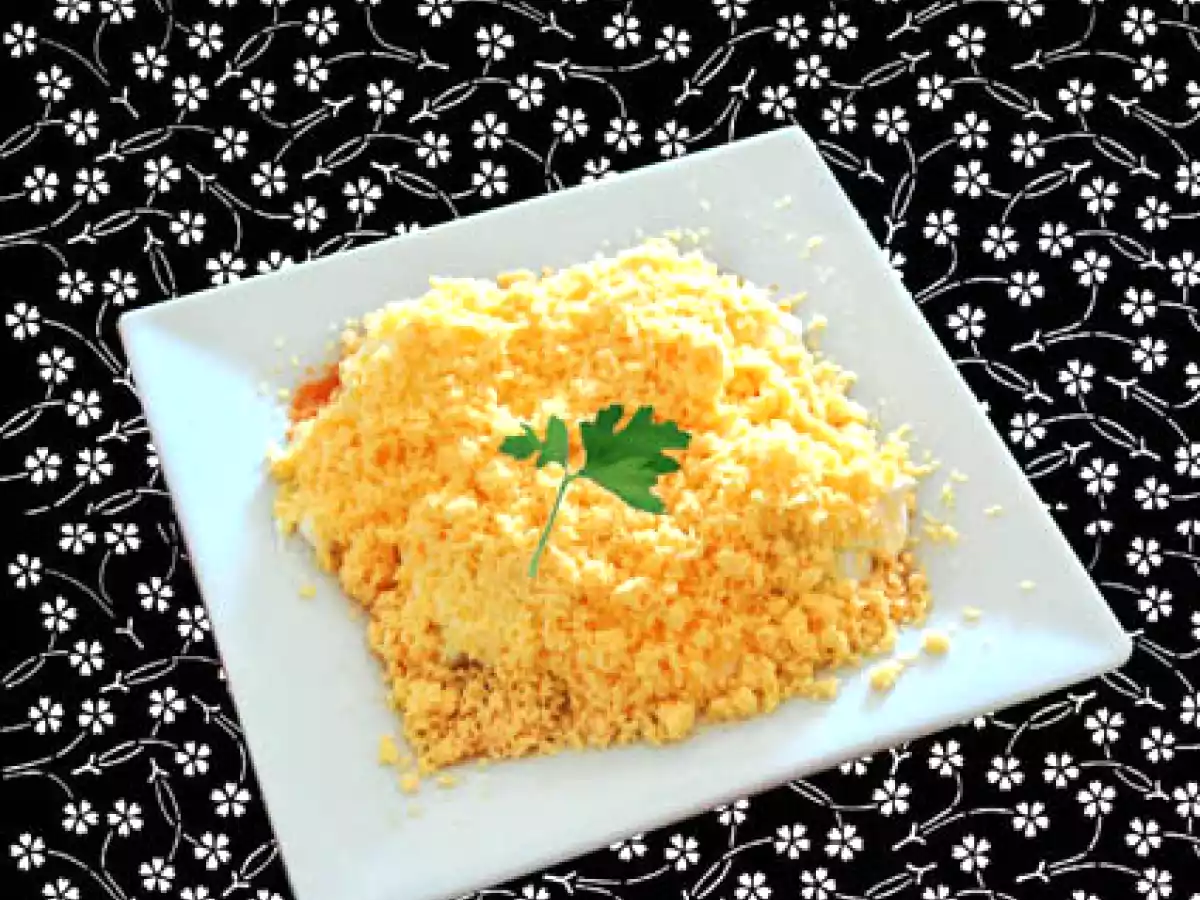 Huevos rellenos de bonito al serrín