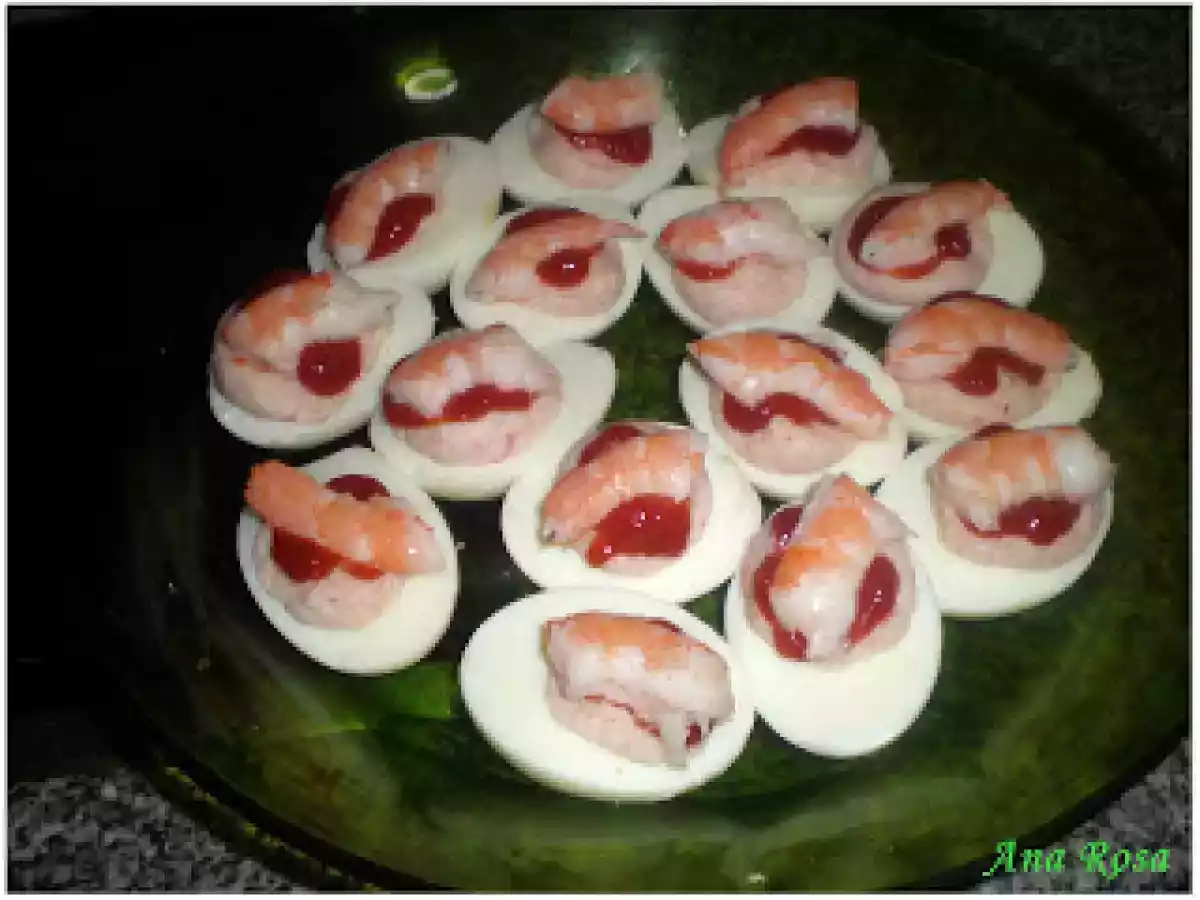 HUEVOS RELLENOS DE GAMBAS Y SURIMI