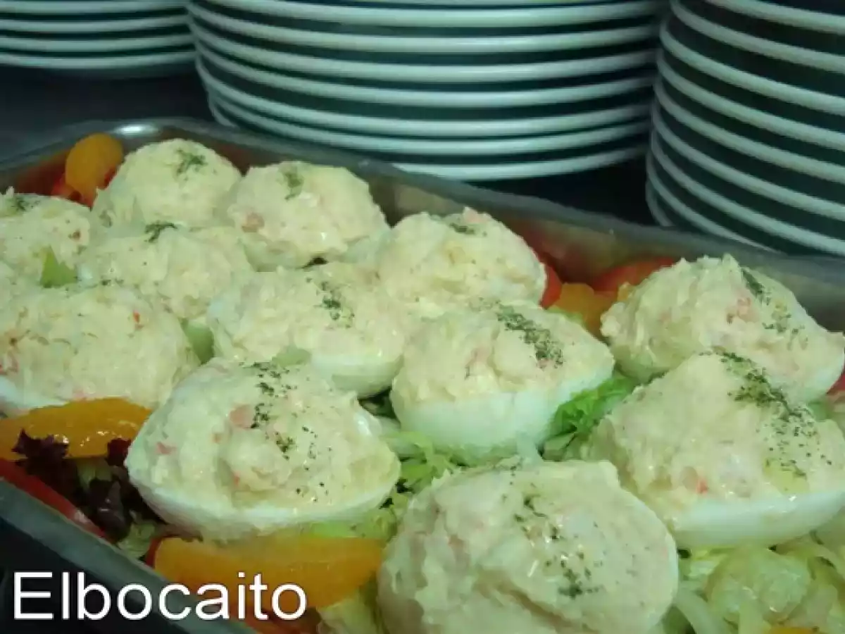 Huevos rellenos de mousse de Langostinos al ajillo.