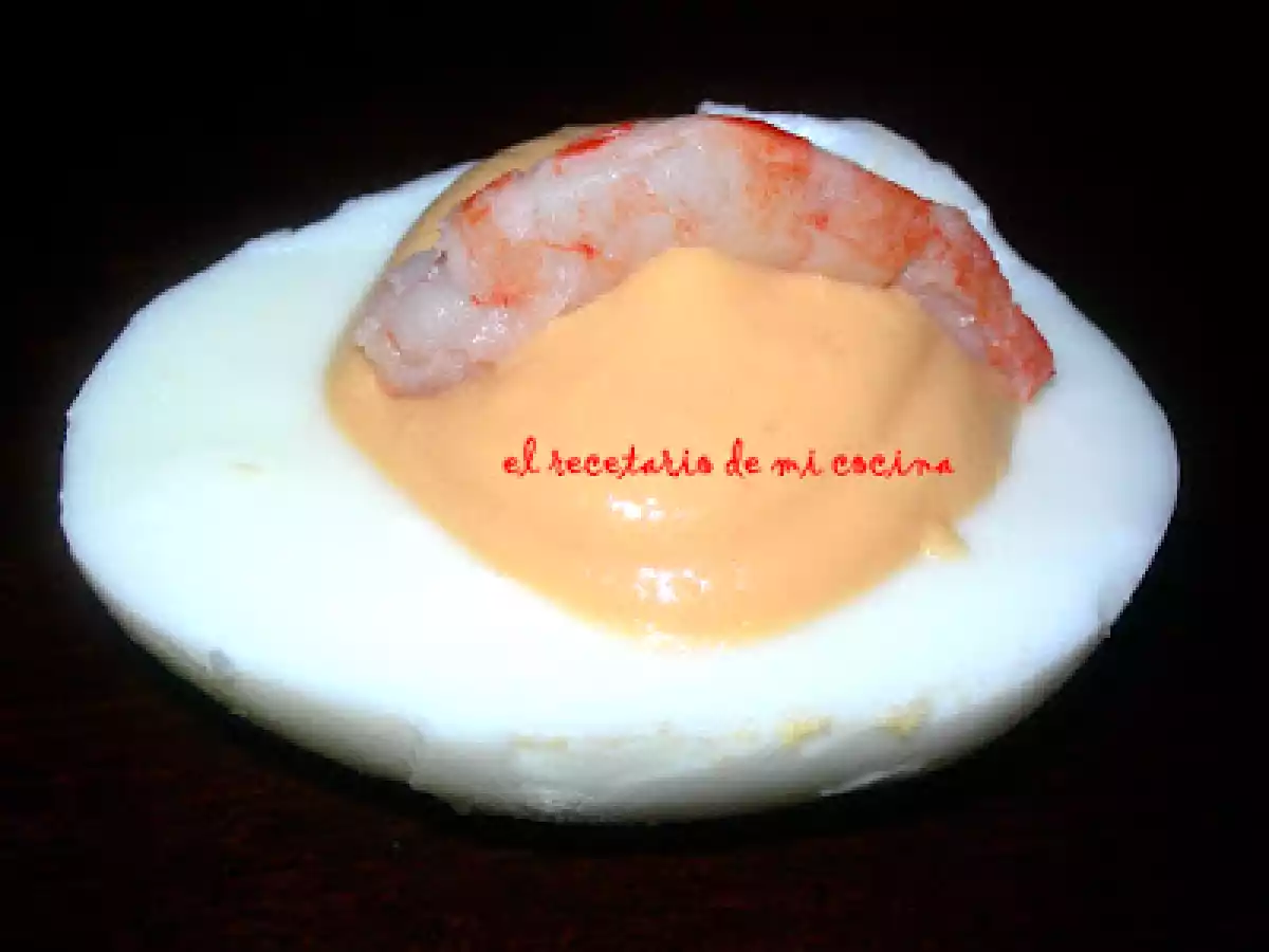 HUEVOS RELLENOS DE PATE DE CABRACHO Y GAMBAS