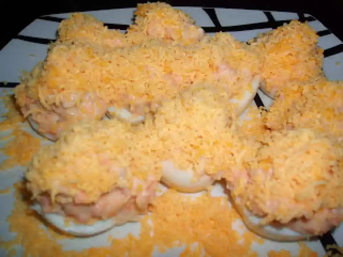 Huevos rellenos de restos de pescado