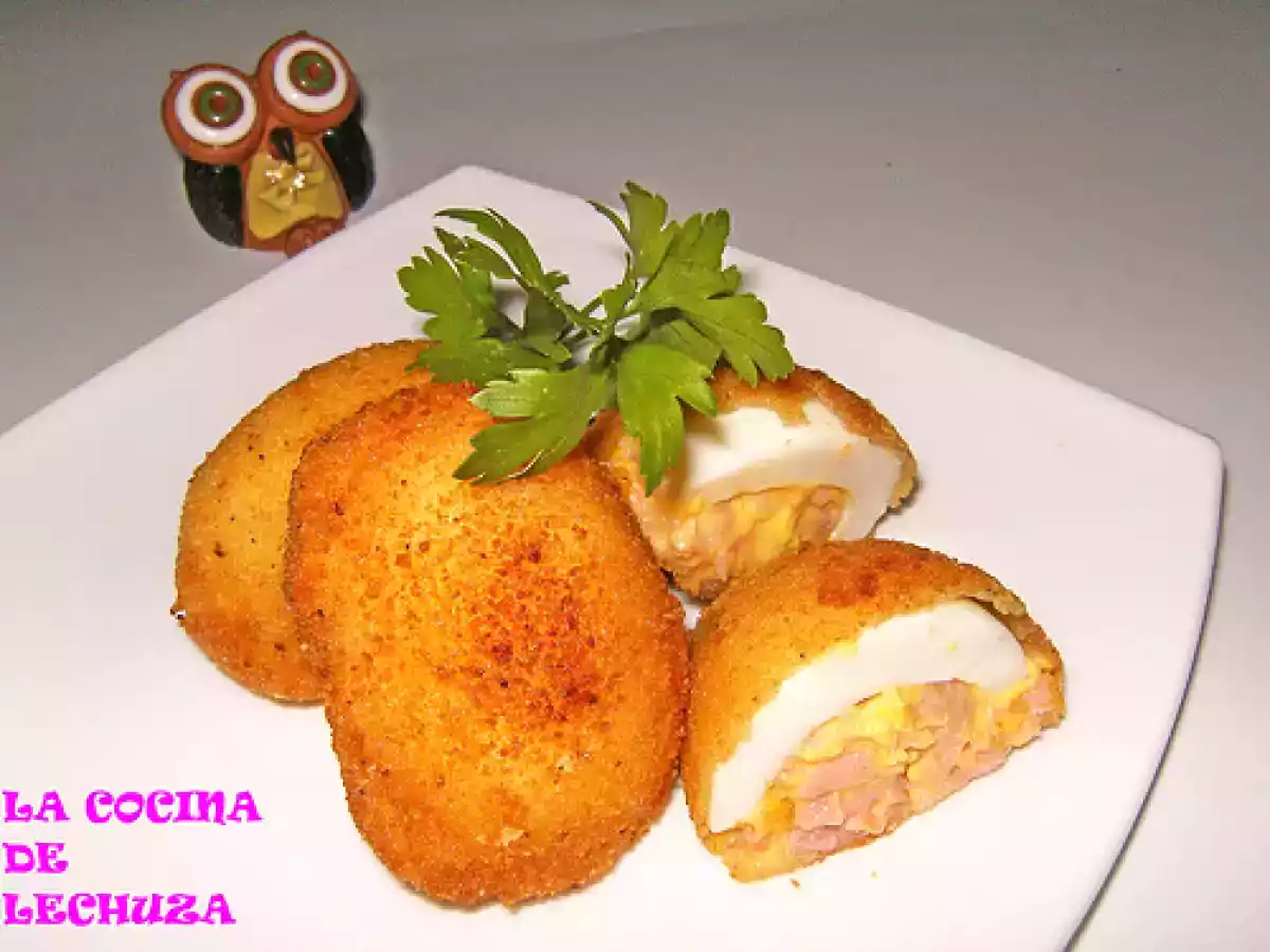 Huevos rellenos rebozados y una rica ensalada