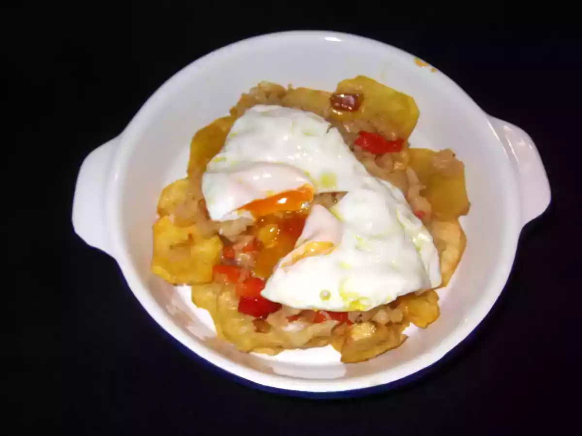 Huevos rotos con bacalao