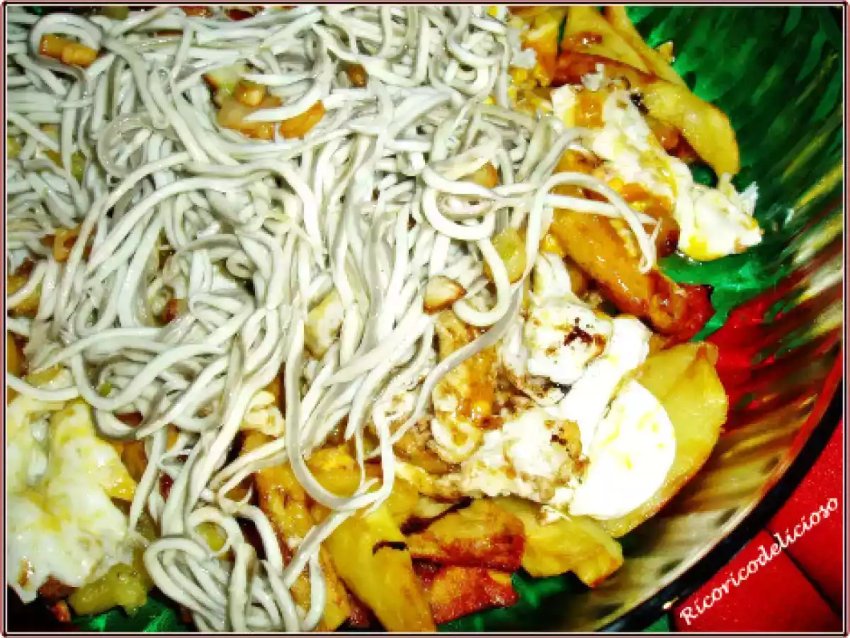 HUEVOS ROTOS CON GULAS