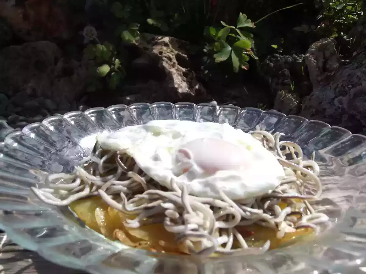 Huevos rotos con gulas