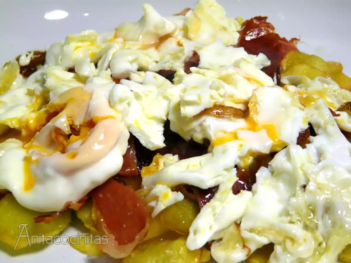 Huevos rotos con jamón y cebolla caramelizada