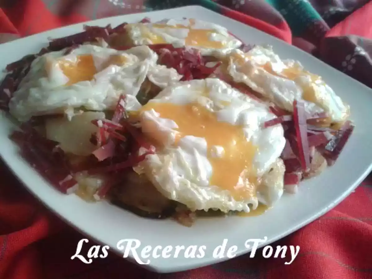 Huevos rotos con patatas a lo pobre y virutas de jamon Serrano - foto 2