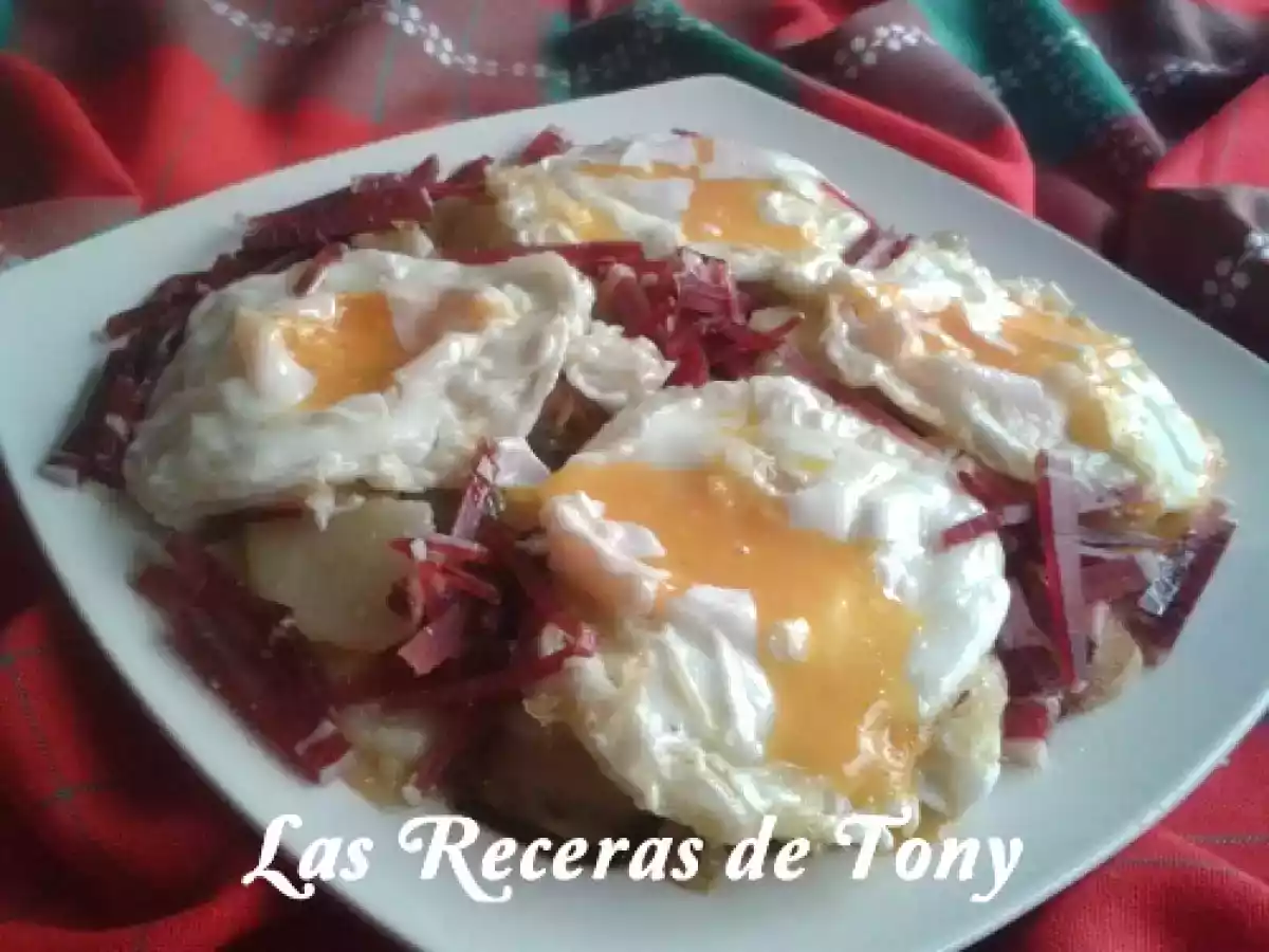 Huevos rotos con patatas a lo pobre y virutas de jamon Serrano - foto 4
