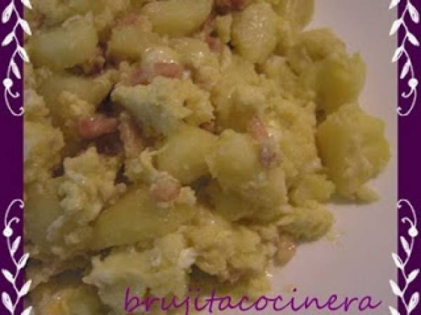 Huevos rotos con patatas y bacon en thermomix