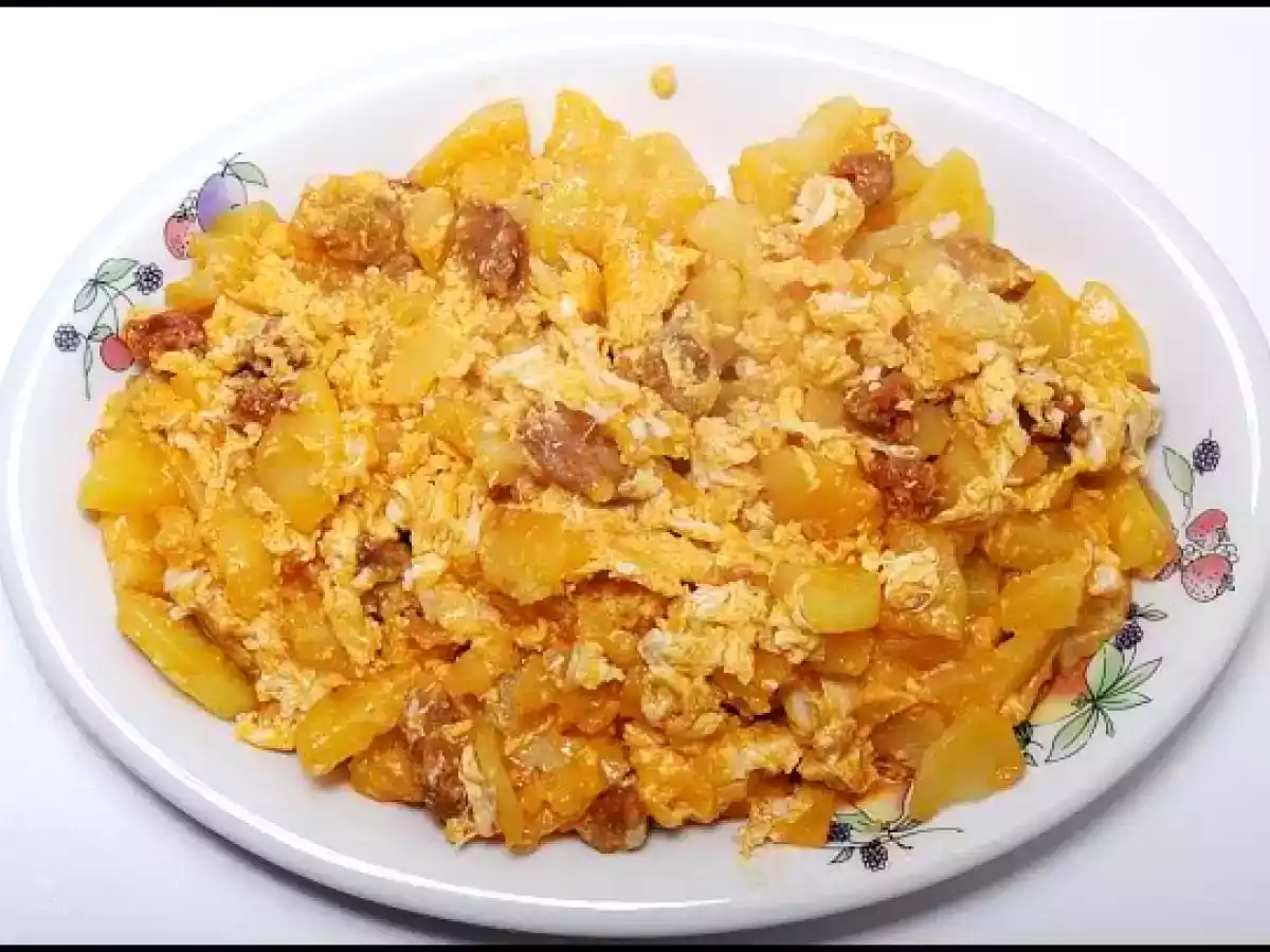 Huevos rotos con patatas y chorizo