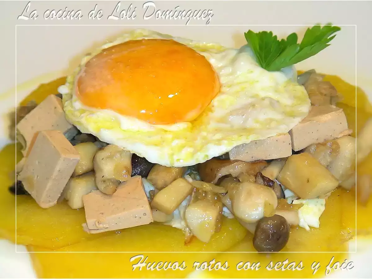 Huevos rotos con setas y foie
