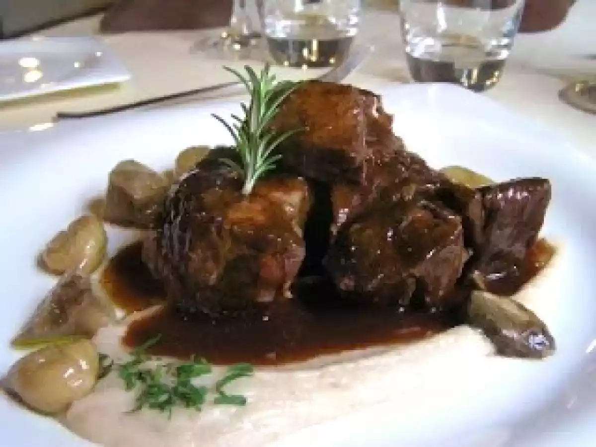 Jabalí guisado con castañas y boletus