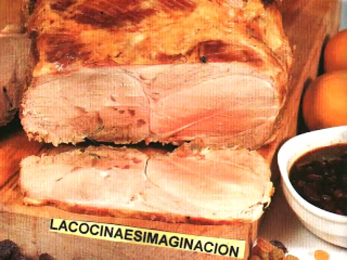Jamón asado con uvas pasas
