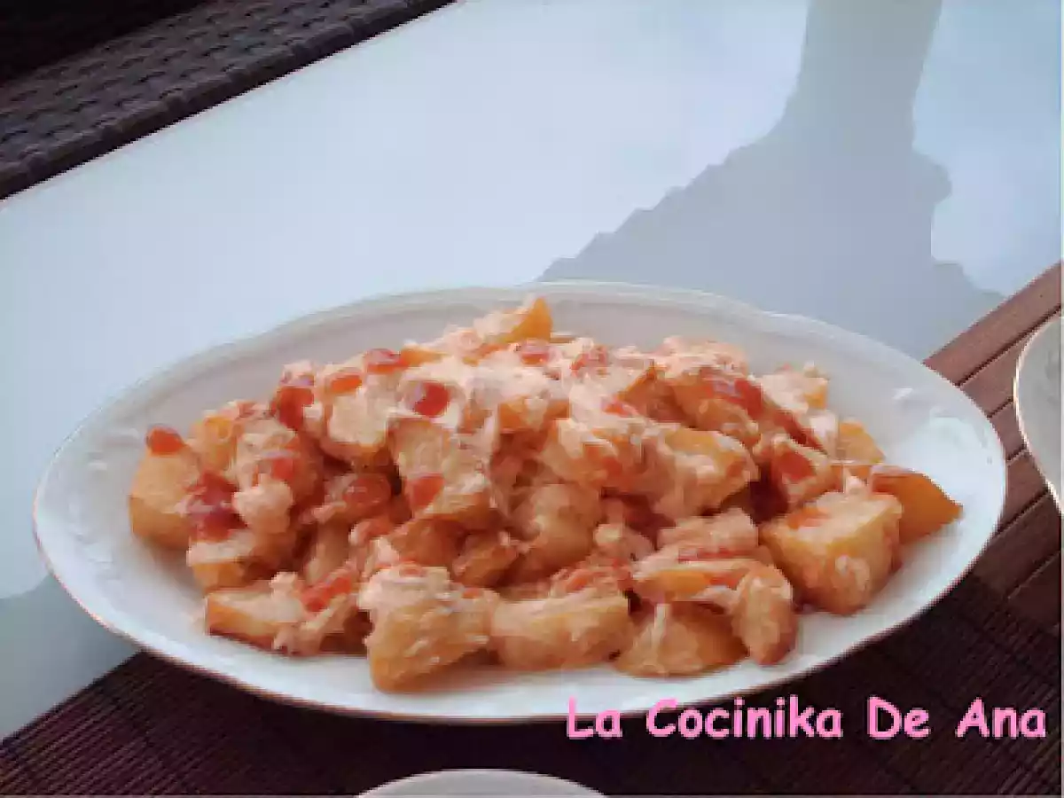 Jarrete de ternera en salsa con patatas a la brava