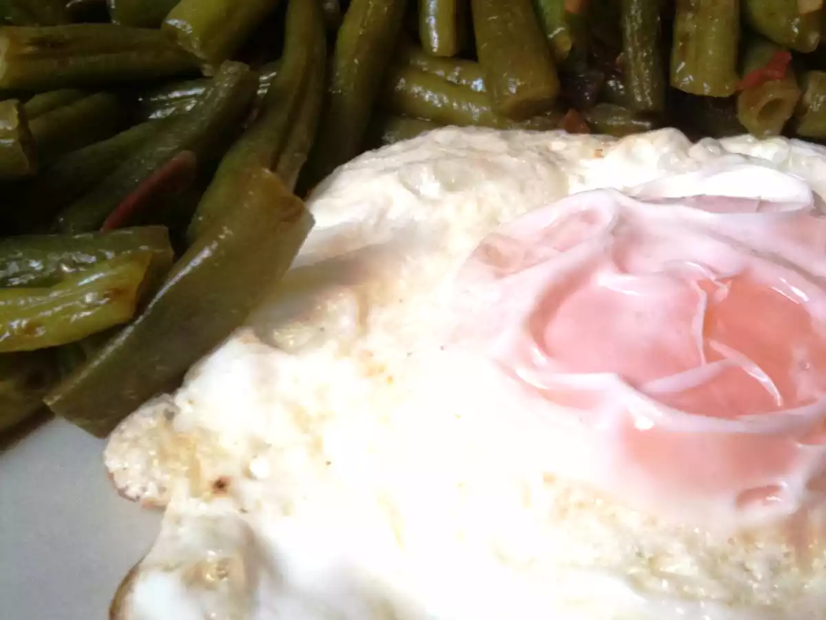 JUDÍAS CON JAMÓN Y HUEVO A LA PLANCHA