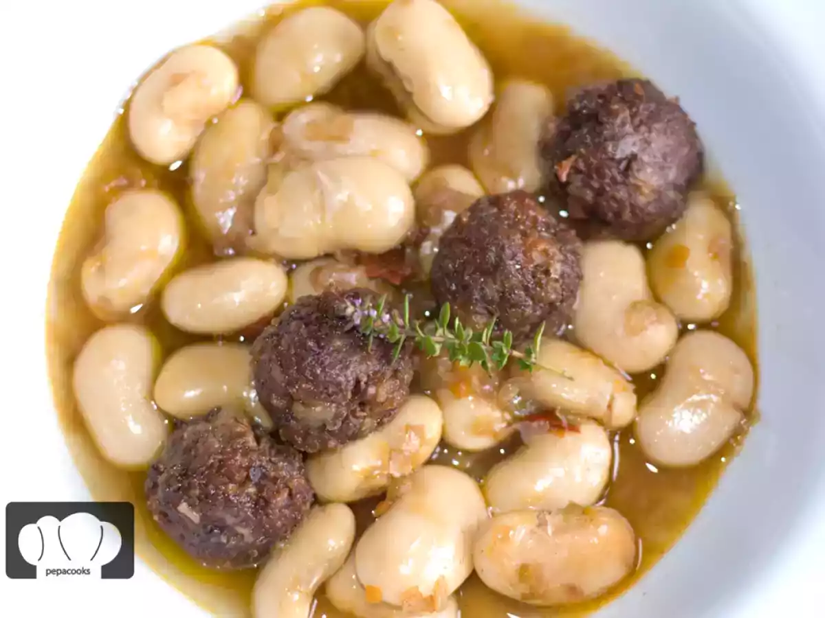 Judías de la granja con albóndigas de rabo de toro. Receta