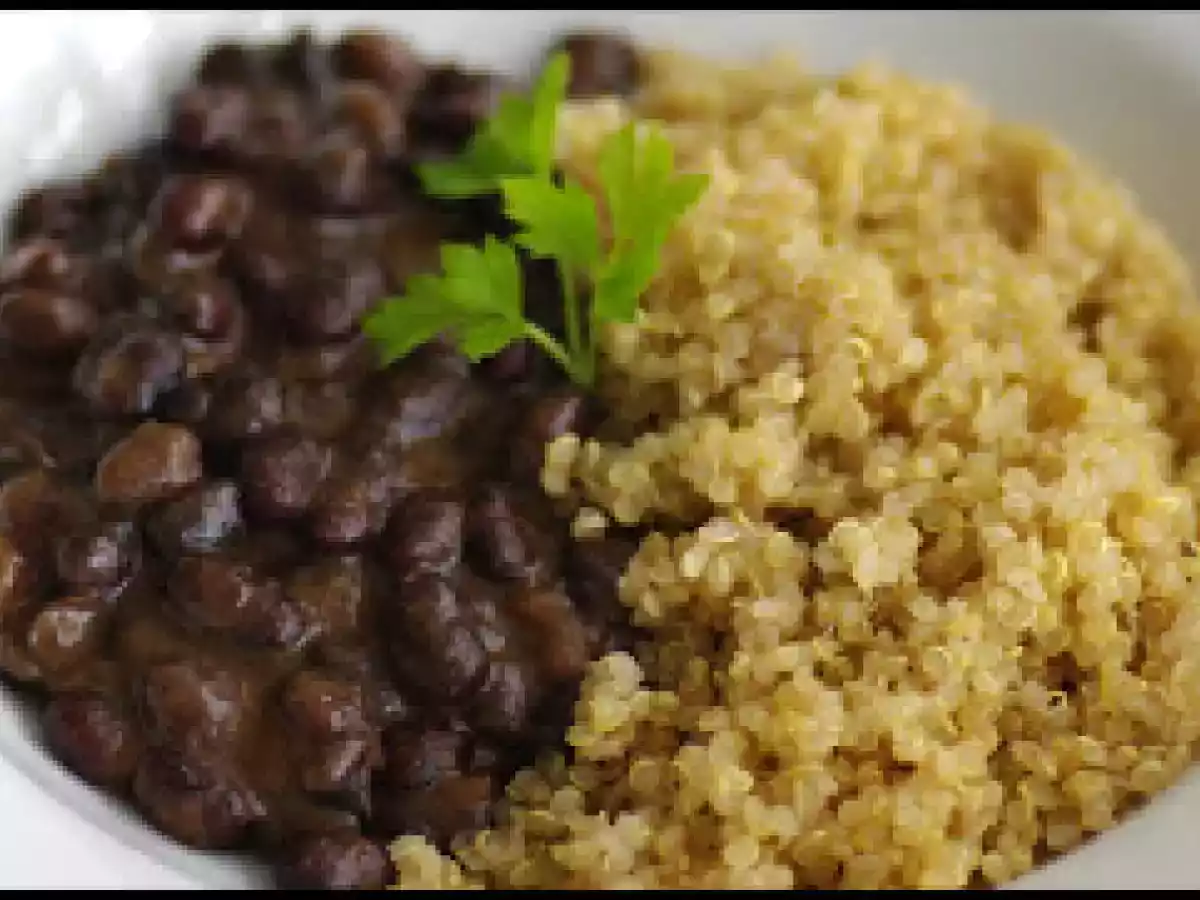 Judías negras con quinoa y cebolla
