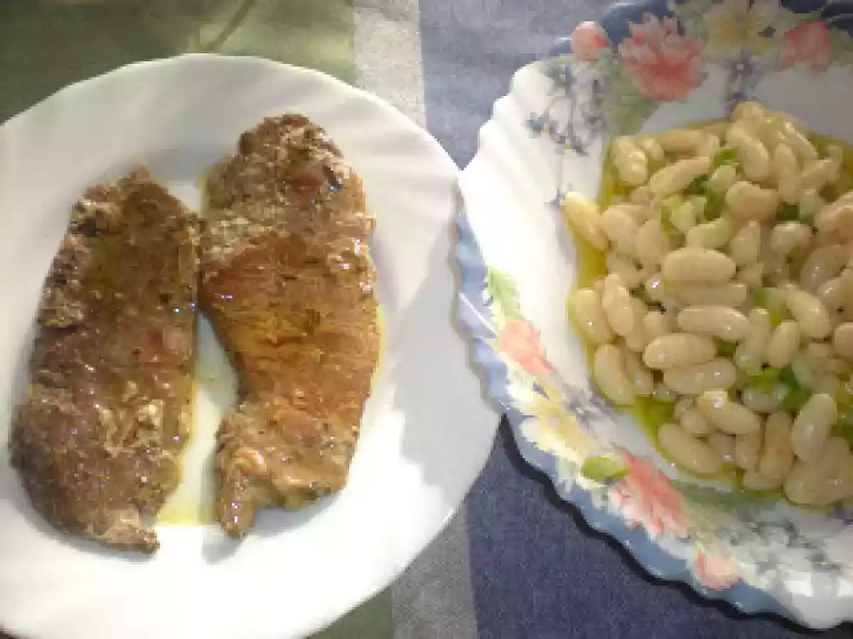 Judías o alubias blancas con tallos de cebollas