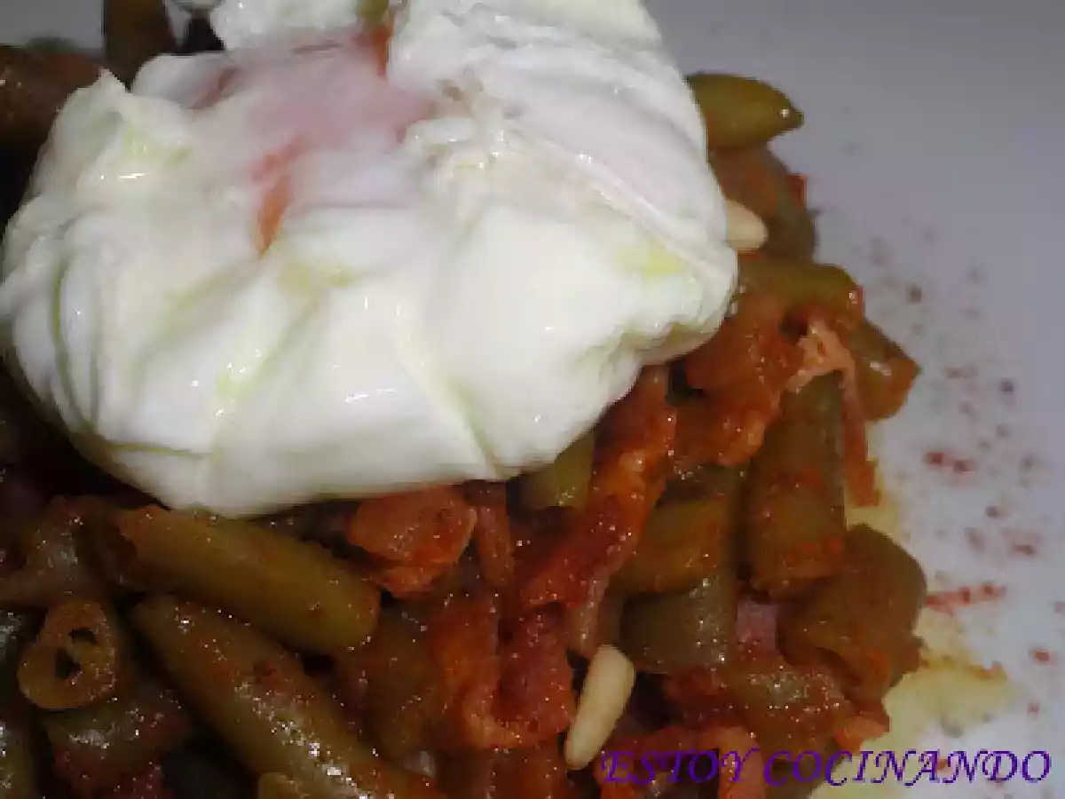 Judías verdes y bacon con huevo poché