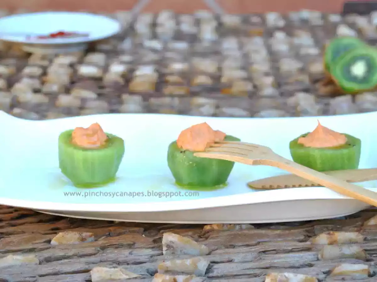 Kiwis rellenos de queso al pimentón