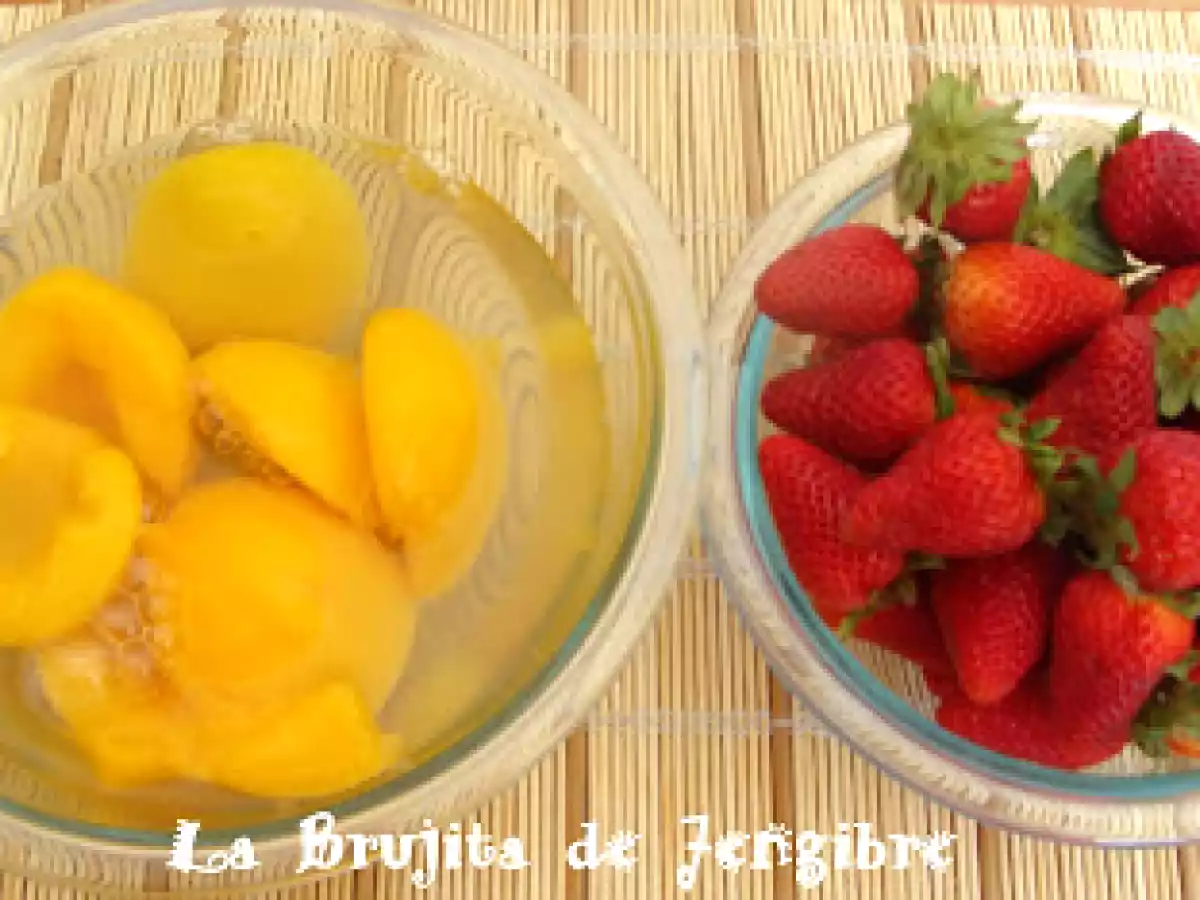 KUCHEN ALEMAN DE FRUTILLAS O FRAMBUESAS Y DURAZNOS.. - foto 12