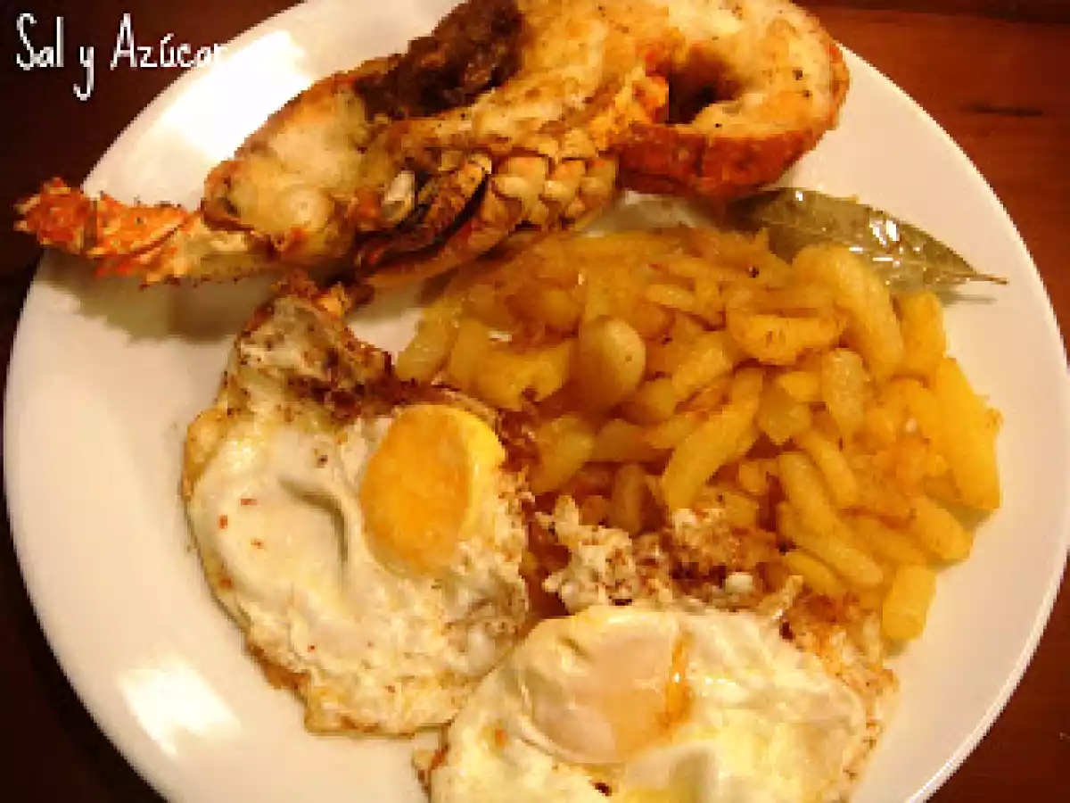 LANGOSTA CON HUEVOS FRITOS Y PATATAS - foto 2