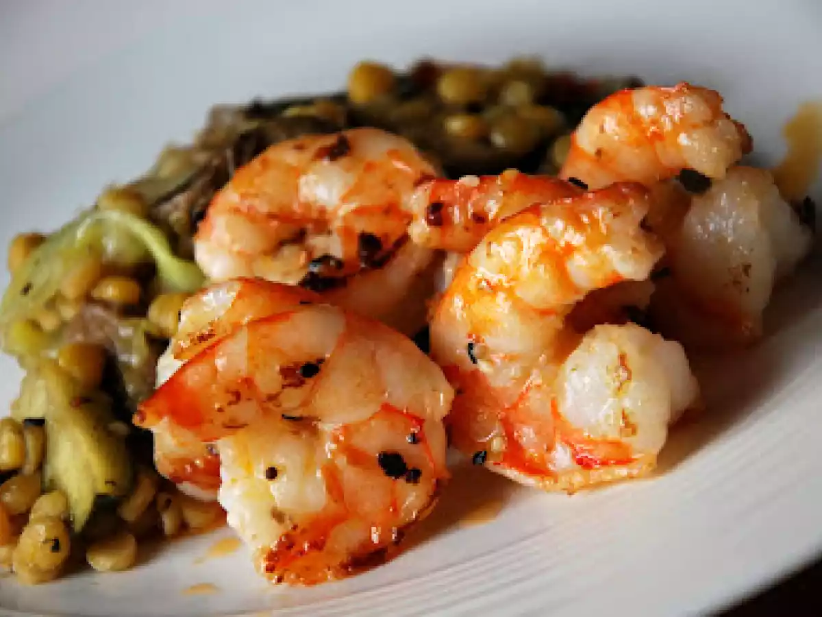 Langostinos a la plancha con verduras y lentejas amarillas