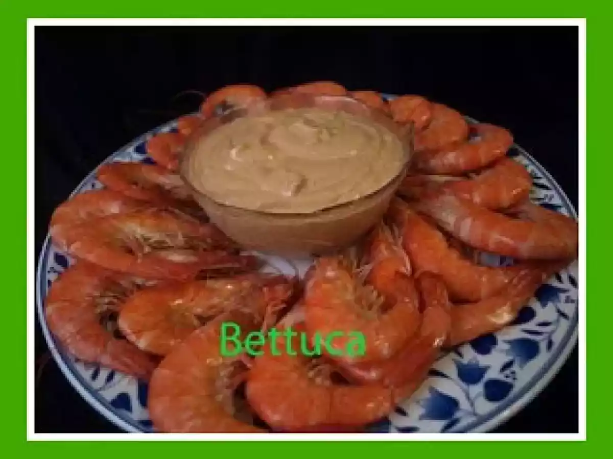 Langostinos cocidos con salsa romesco