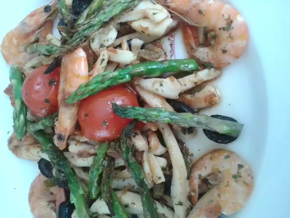 Langostinos y calamares a la plancha con hortalizas