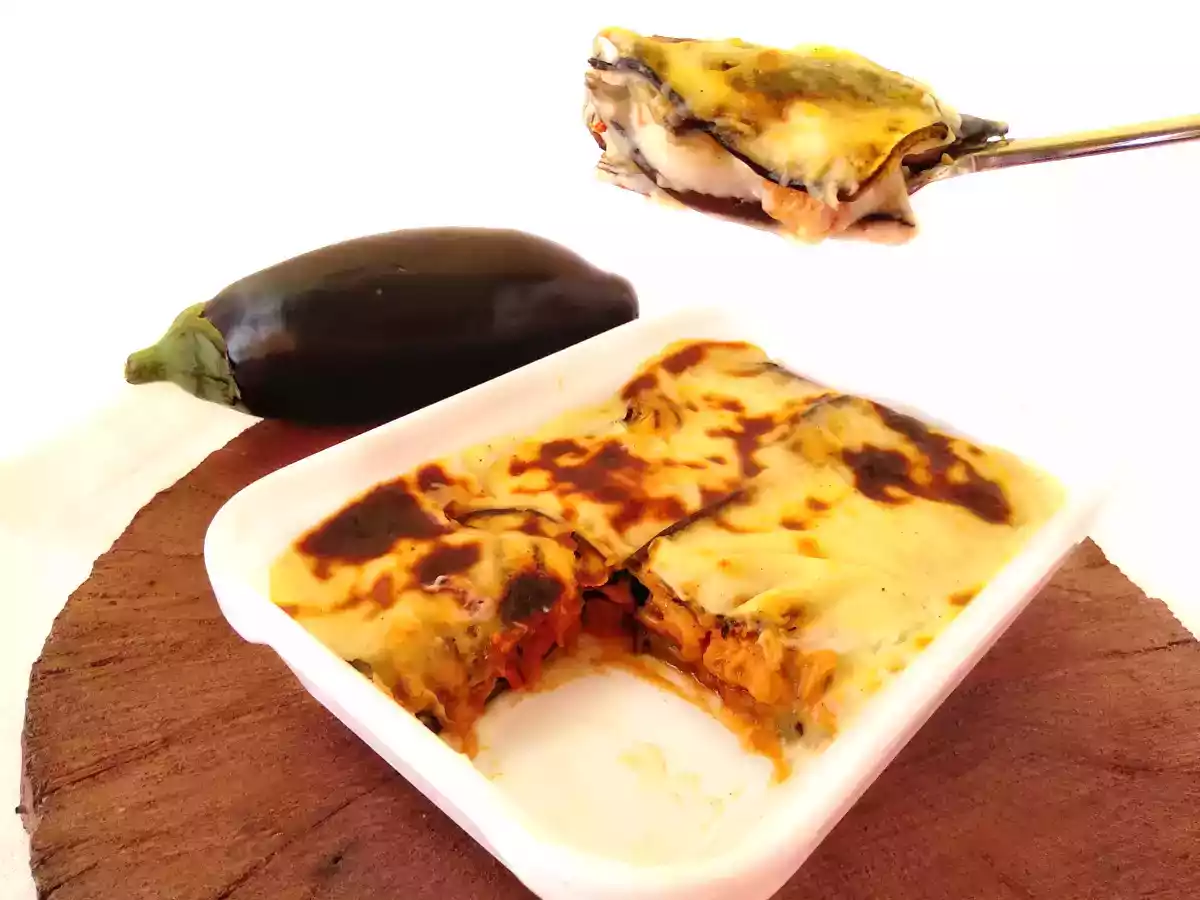 Lasaña de berenjenas y bacalao al ajoarriero, con queso de cabra