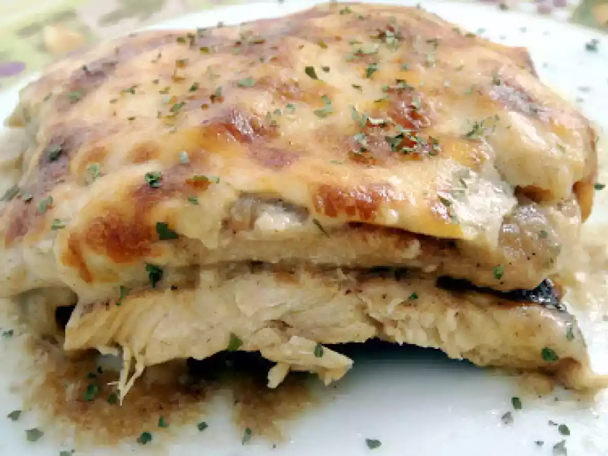 Lasaña de patata, cebolla y pollo especiado