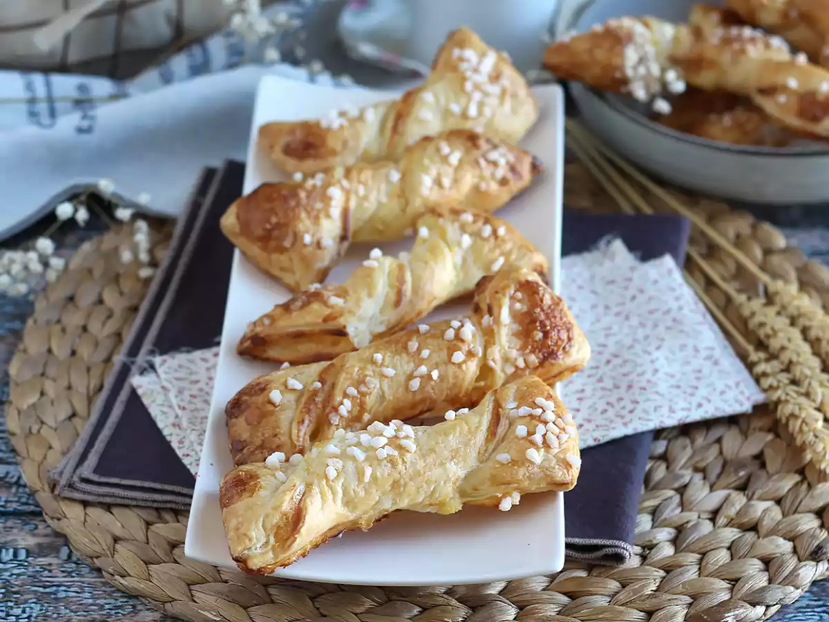 Lazos de hojaldre con crema pastelera