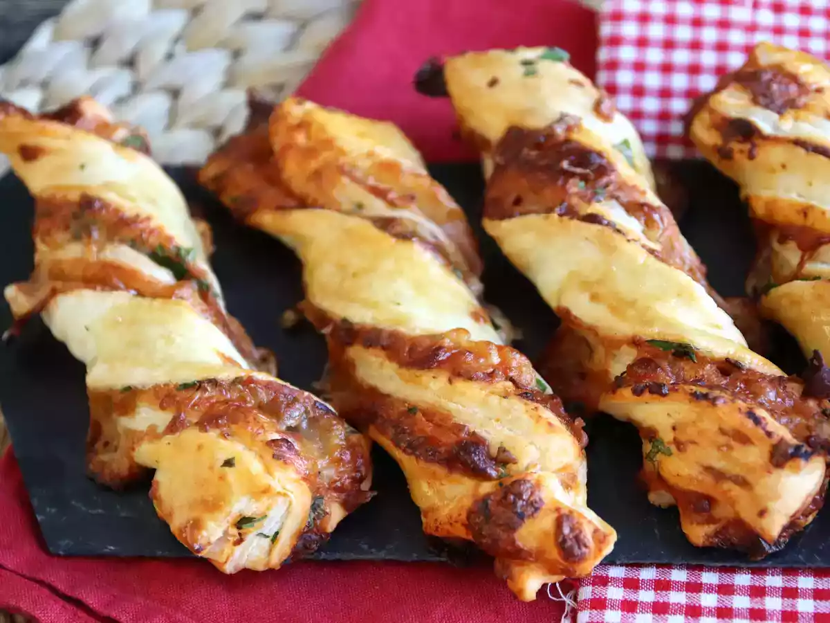 Lazos de hojaldre con jamón serrano y mozzarella - foto 2