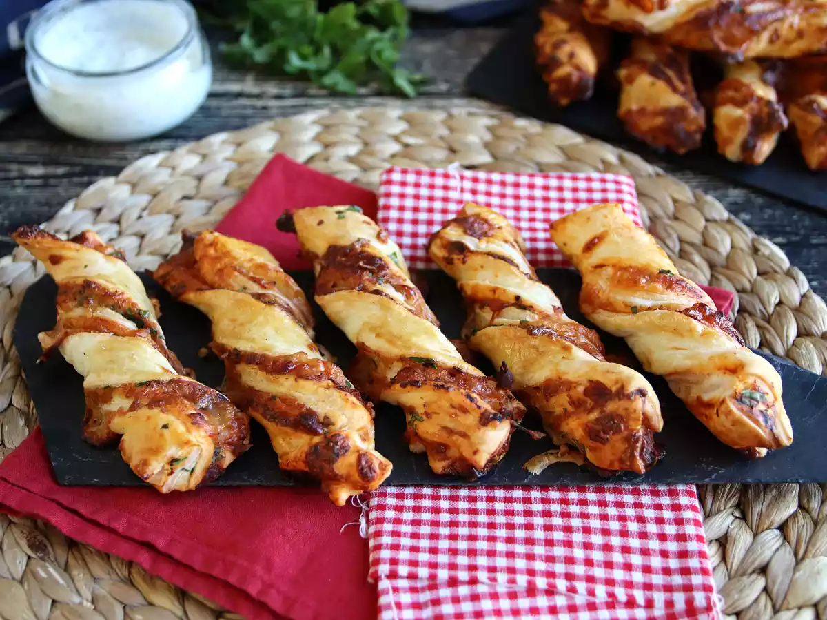 Lazos de hojaldre con jamón serrano y mozzarella - foto 3