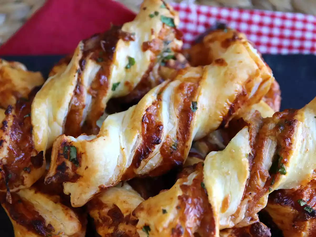 Lazos de hojaldre con jamón serrano y mozzarella - foto 4