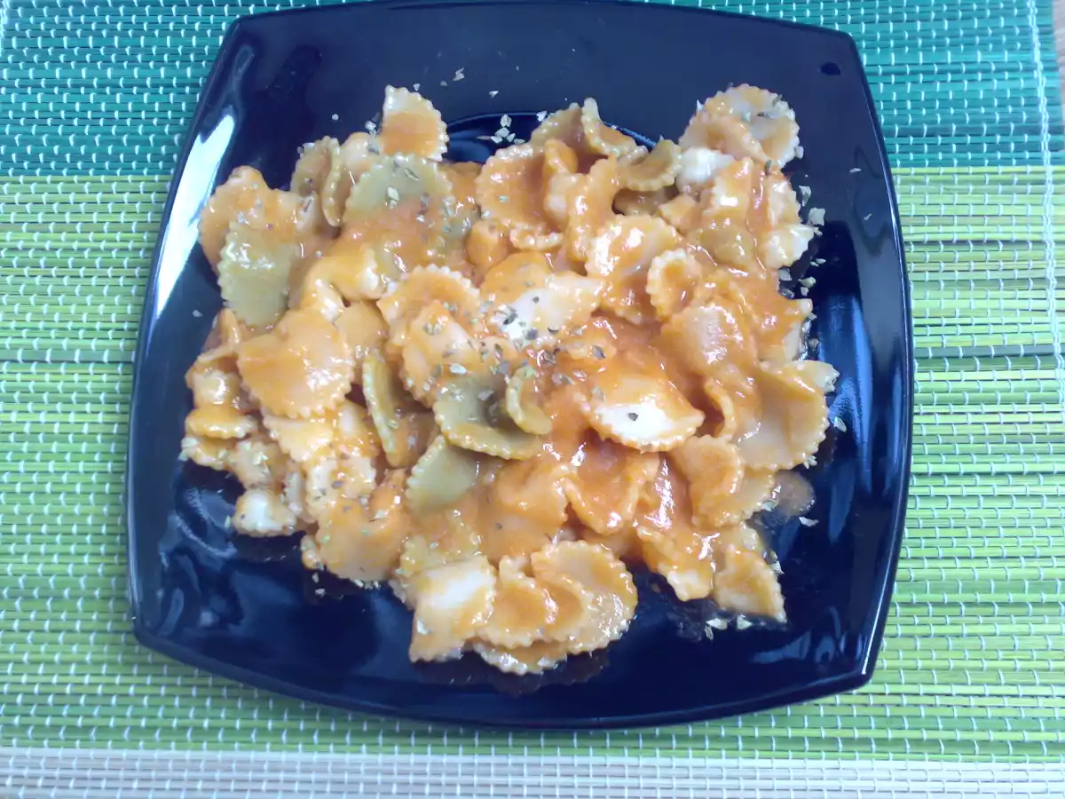 Lazos de pasta con salsa de atún