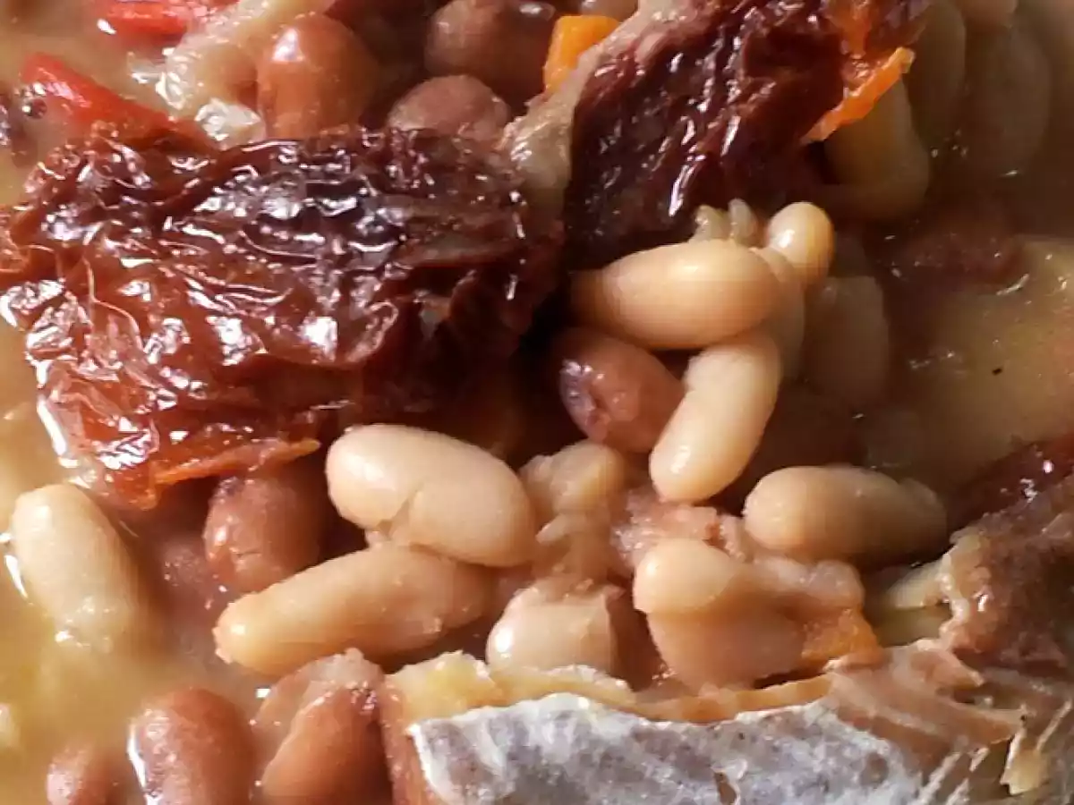 Legumbres bicolor con bacalao y tomates secos de Caspe