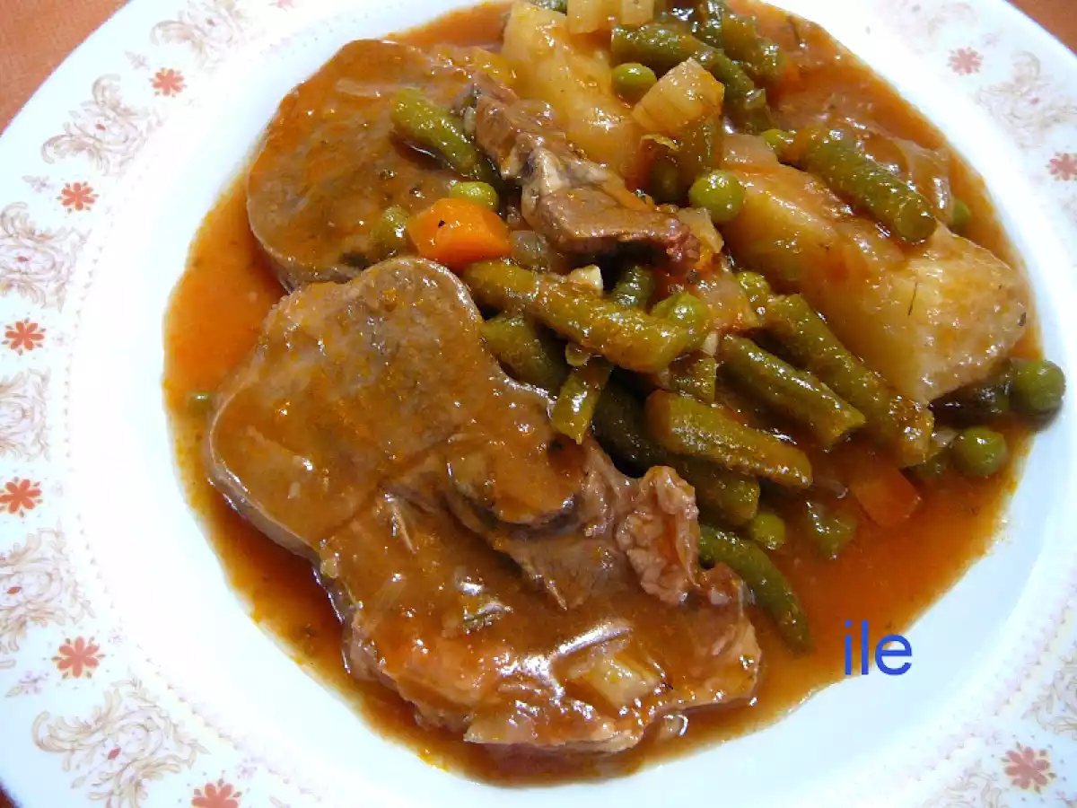 Lengua guisada con papas y chauchas o judías verdes