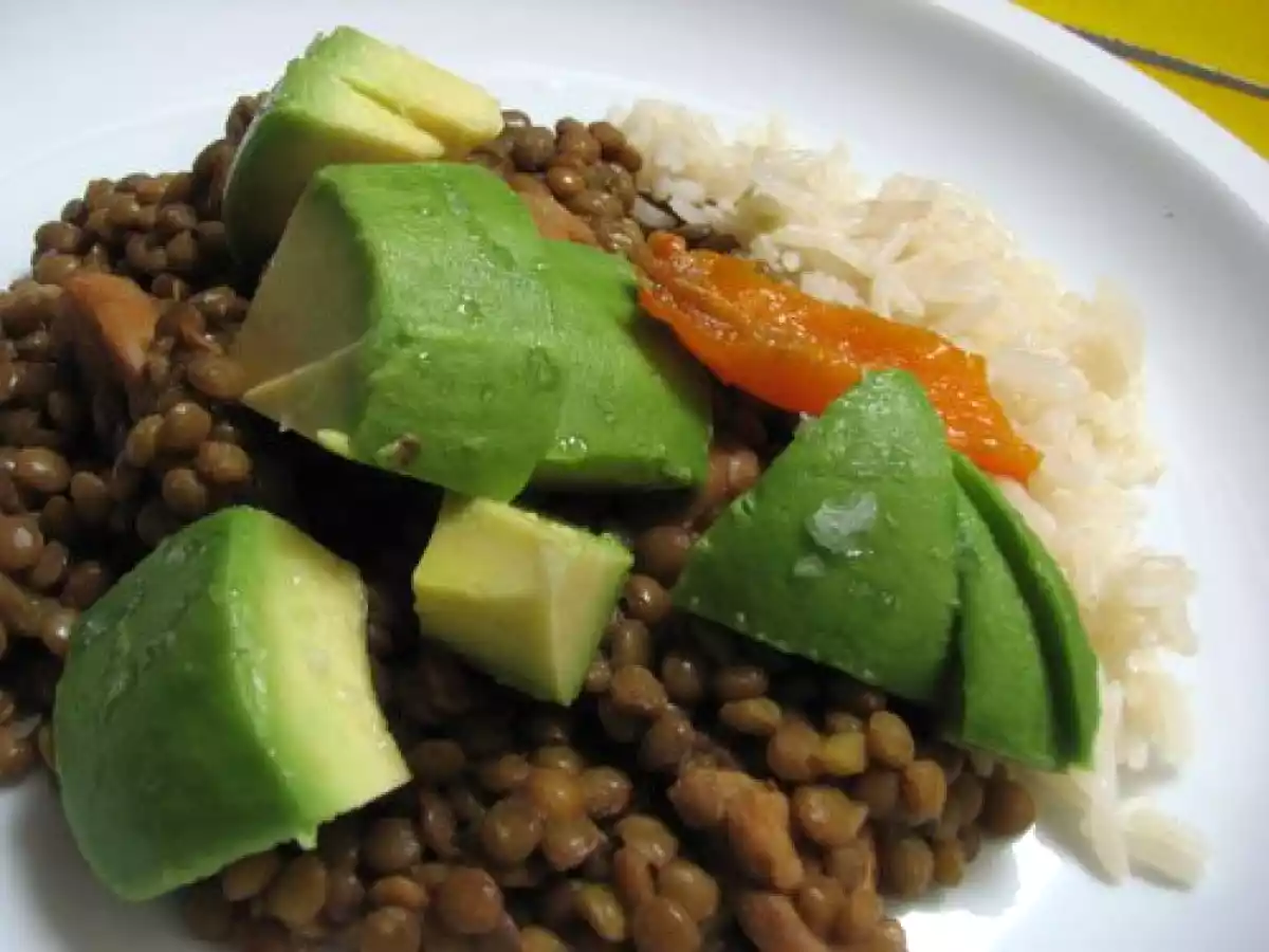 Lentejas cocidas con pollo y aji amarillo