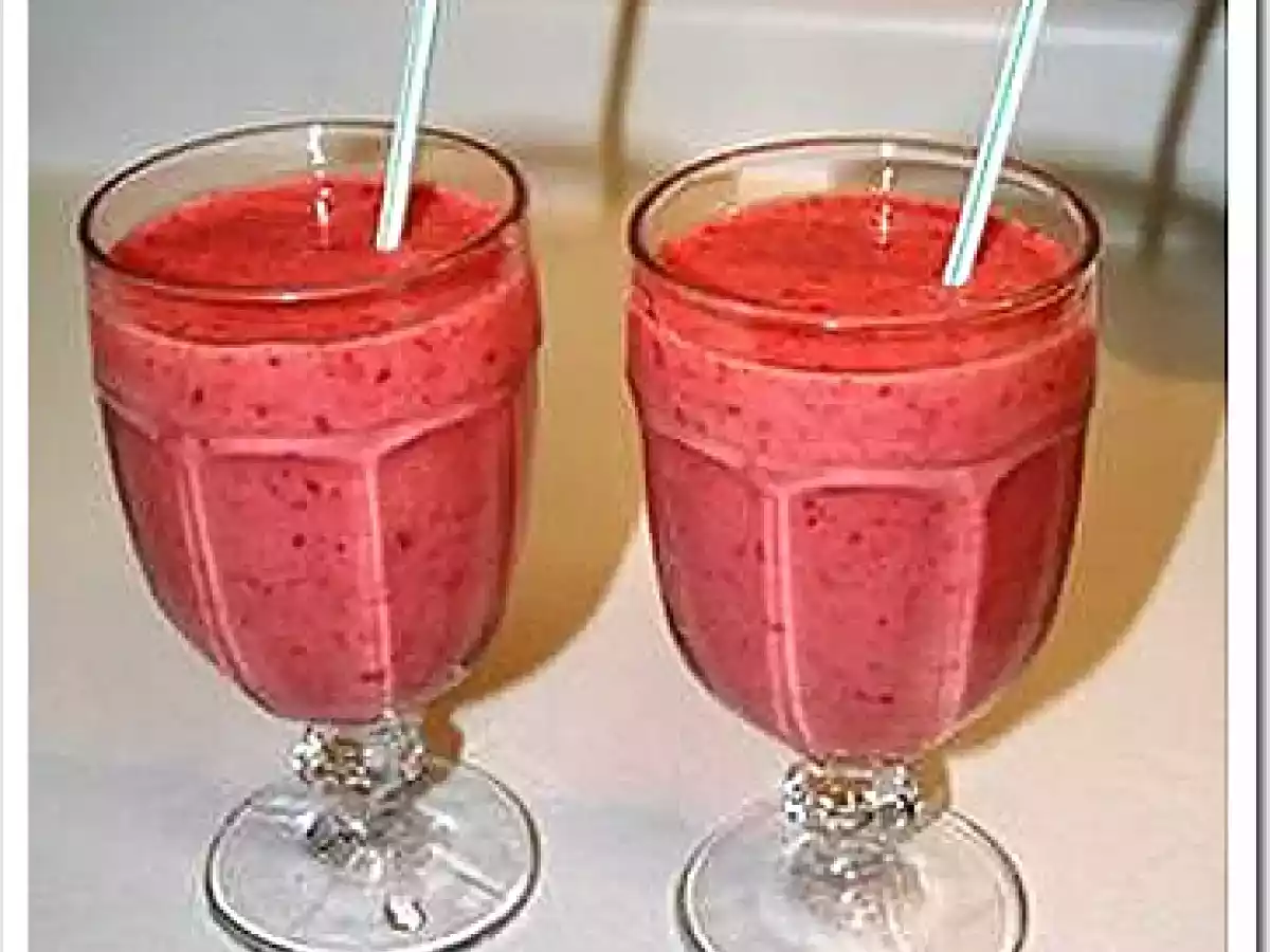 LICUADO DE YOGURT CON PLATANO, FRESAS Y FRAMBUESAS