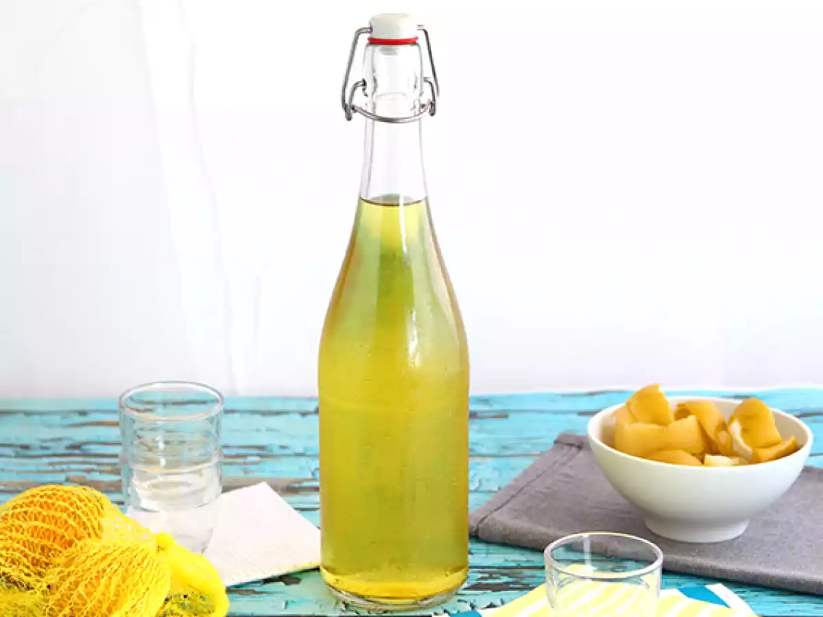 Limoncello casero, licor de limón italiano
